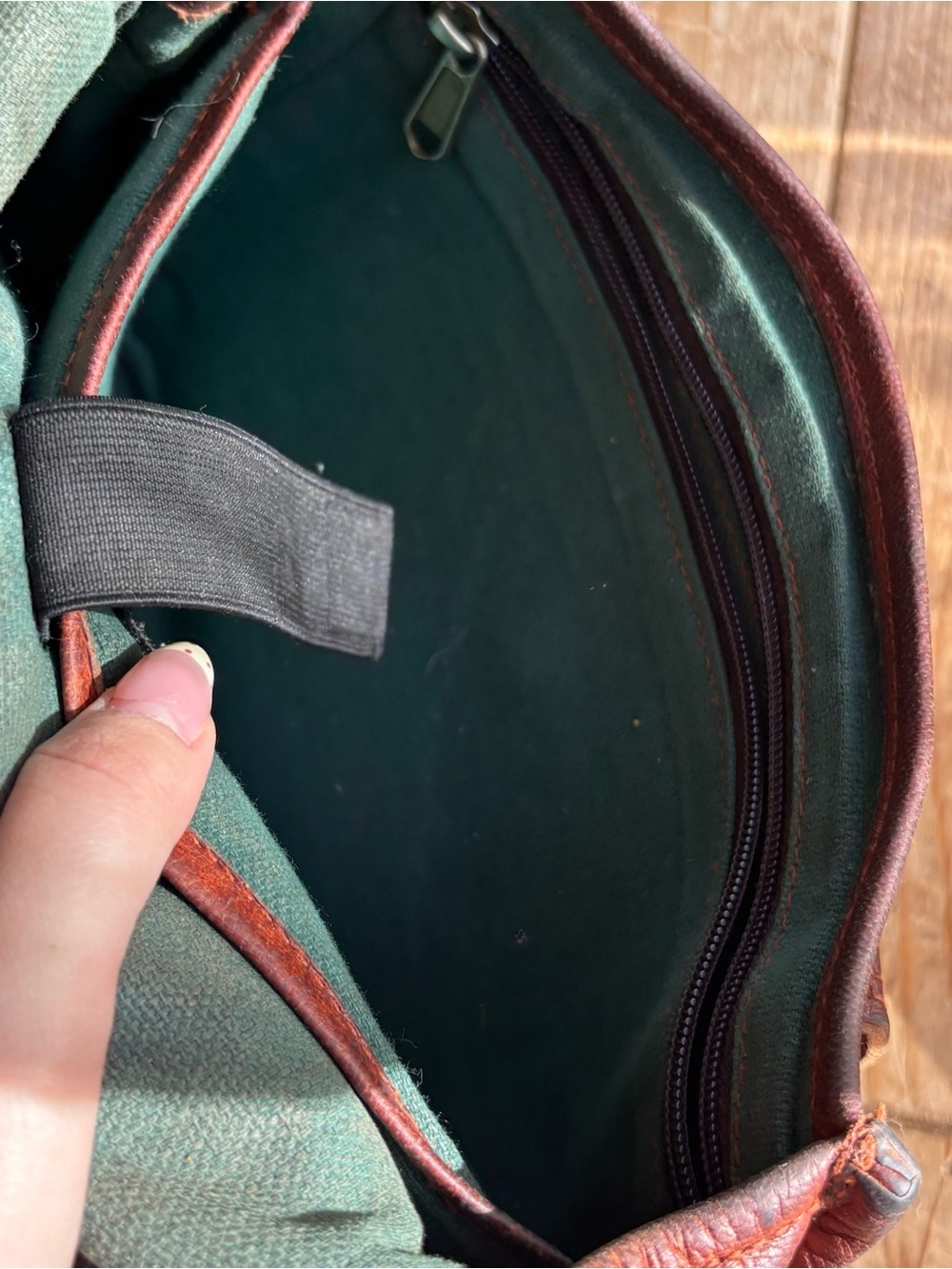Vintage Brown Leather Crossbody Messenger Bag - Picture 7 of 8
